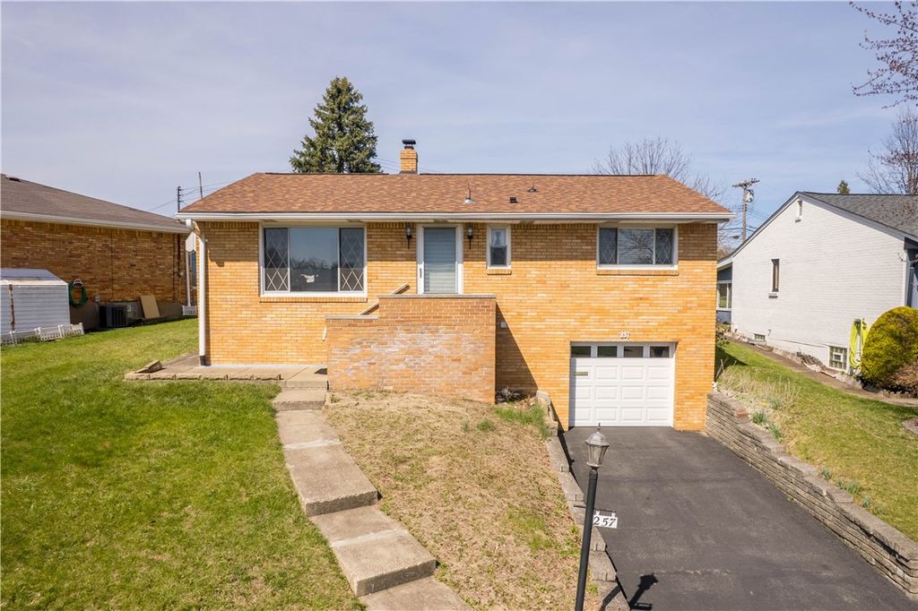 257 Robinhood Rd, Green Tree, PA 15220