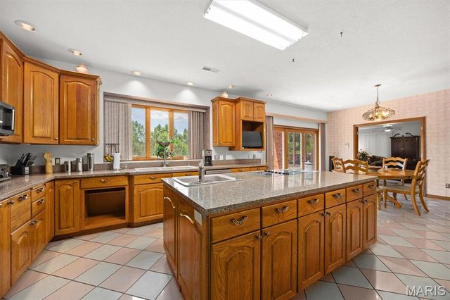 517 E Waters Edge Drive, Shiloh, IL 62221