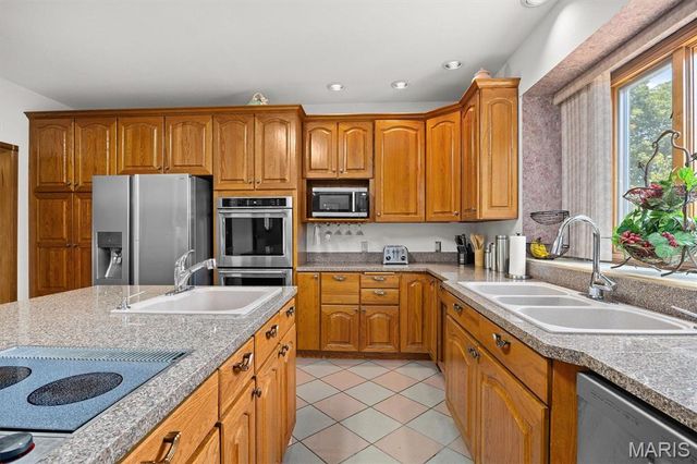 517 E Waters Edge Drive, Shiloh, IL 62221