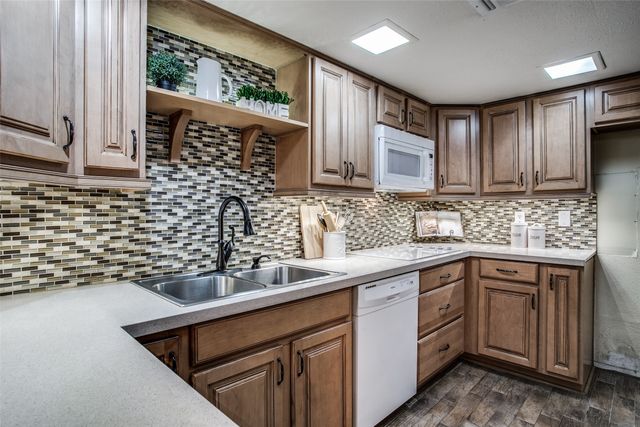 24 Oakbrook Drive, Lewisville, TX 75057