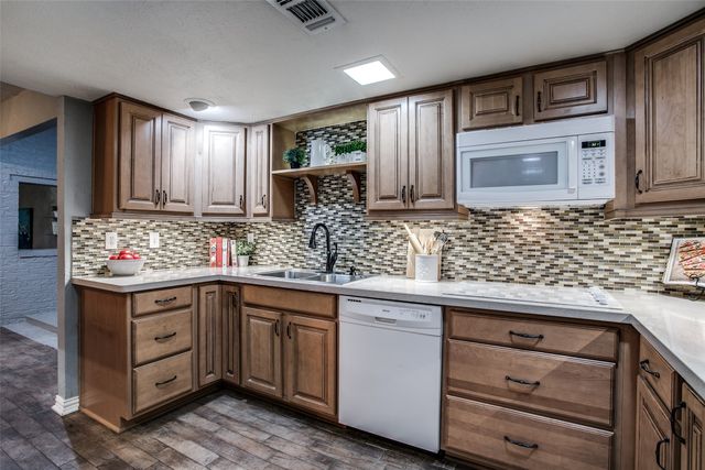 24 Oakbrook Drive, Lewisville, TX 75057