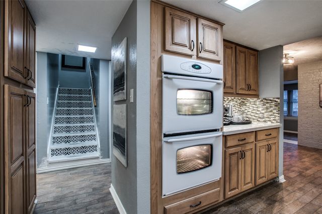 24 Oakbrook Drive, Lewisville, TX 75057