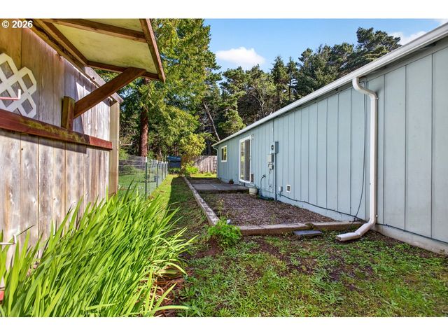 498 LEXINGTON Ave Ne, Bandon, OR 97411