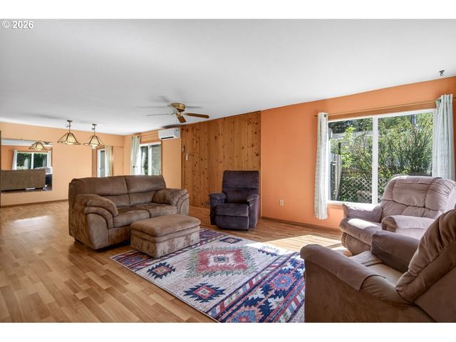 498 LEXINGTON Ave Ne, Bandon, OR 97411