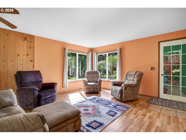 498 LEXINGTON Ave Ne, Bandon, OR 97411