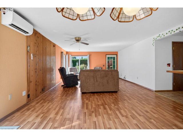 498 LEXINGTON Ave Ne, Bandon, OR 97411