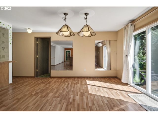 498 LEXINGTON Ave Ne, Bandon, OR 97411