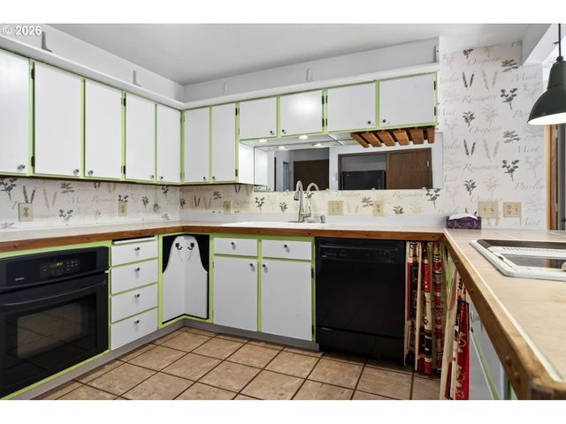 498 LEXINGTON Ave Ne, Bandon, OR 97411