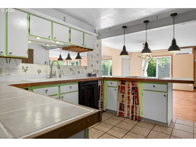 498 LEXINGTON Ave Ne, Bandon, OR 97411