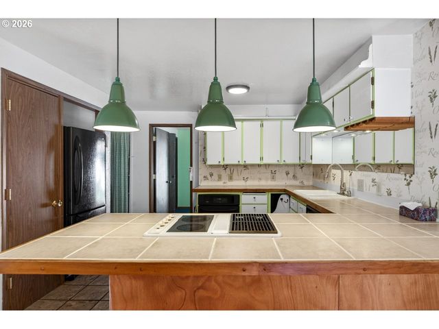 498 LEXINGTON Ave Ne, Bandon, OR 97411