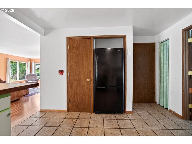 498 LEXINGTON Ave Ne, Bandon, OR 97411