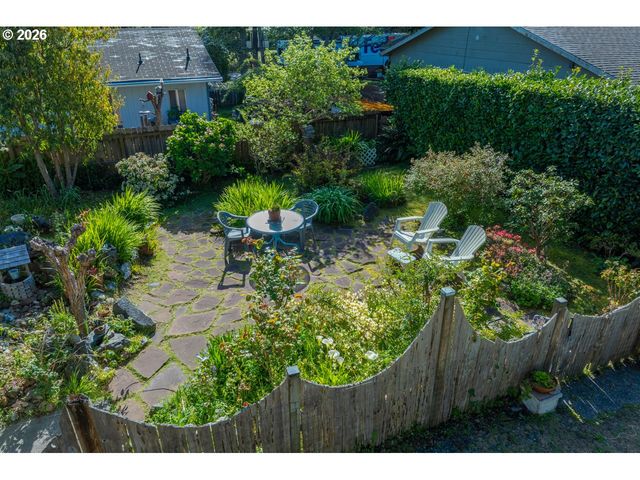 498 LEXINGTON Ave Ne, Bandon, OR 97411