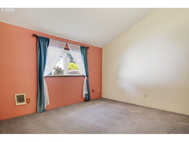 498 LEXINGTON Ave Ne, Bandon, OR 97411