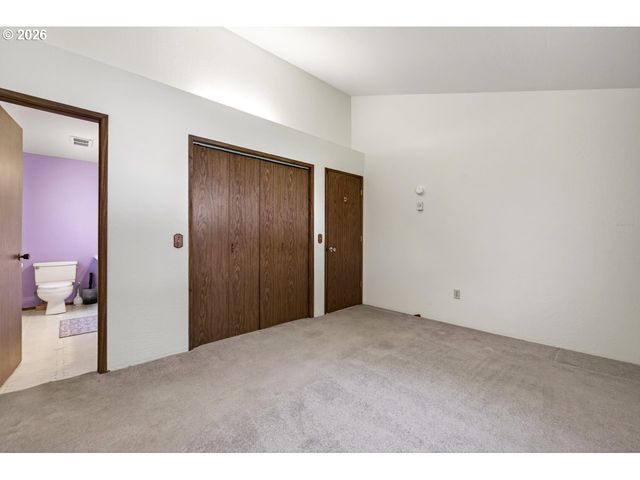 498 LEXINGTON Ave Ne, Bandon, OR 97411