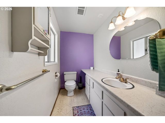 498 LEXINGTON Ave Ne, Bandon, OR 97411