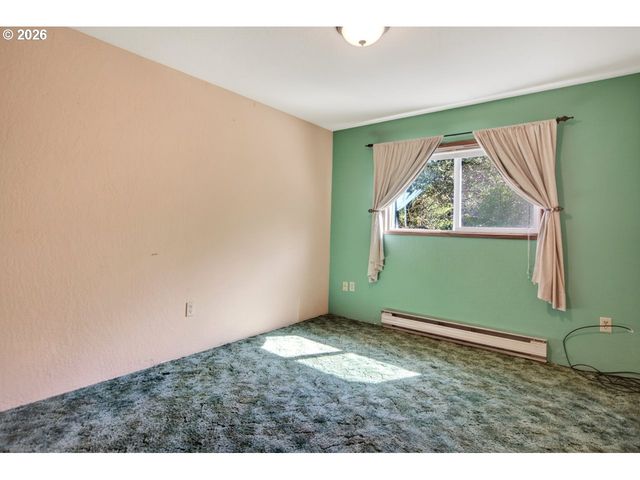 498 LEXINGTON Ave Ne, Bandon, OR 97411