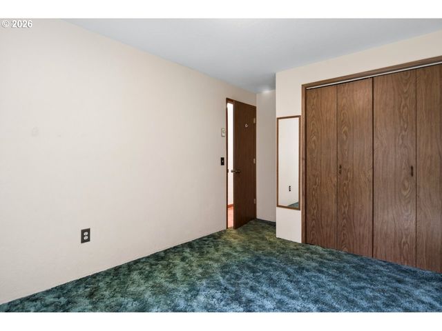 498 LEXINGTON Ave Ne, Bandon, OR 97411