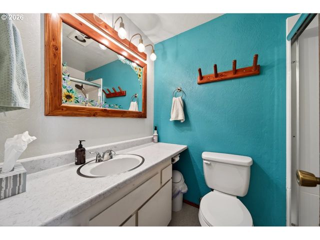 498 LEXINGTON Ave Ne, Bandon, OR 97411