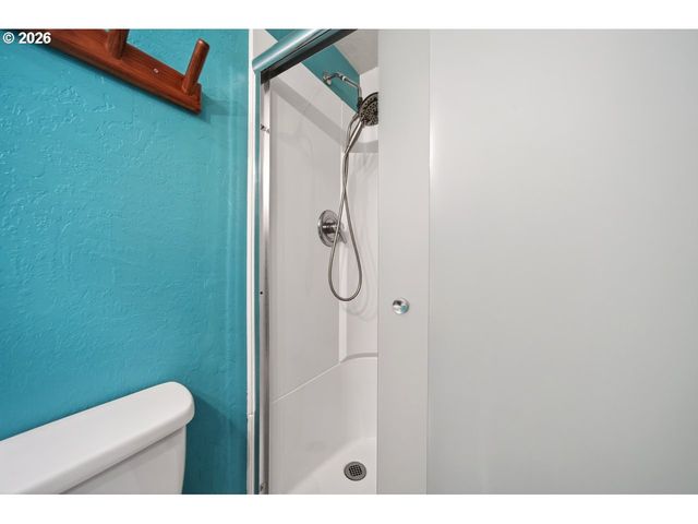 498 LEXINGTON Ave Ne, Bandon, OR 97411
