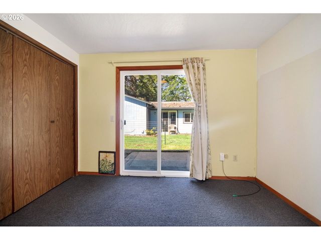 498 LEXINGTON Ave Ne, Bandon, OR 97411