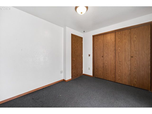 498 LEXINGTON Ave Ne, Bandon, OR 97411