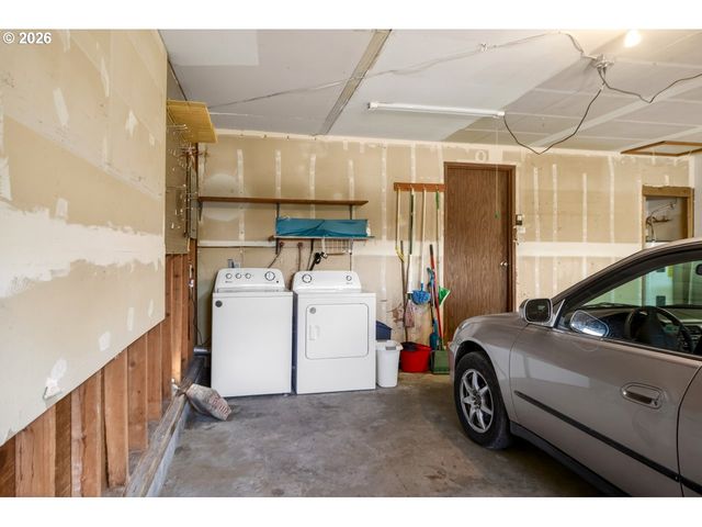 498 LEXINGTON Ave Ne, Bandon, OR 97411