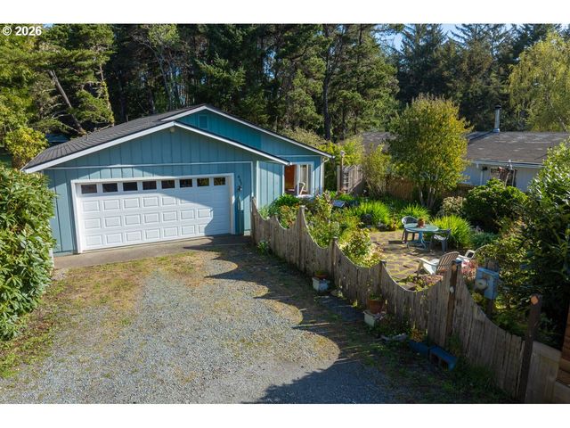498 LEXINGTON Ave Ne, Bandon, OR 97411