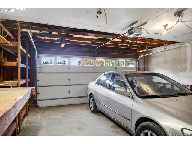 498 LEXINGTON Ave Ne, Bandon, OR 97411