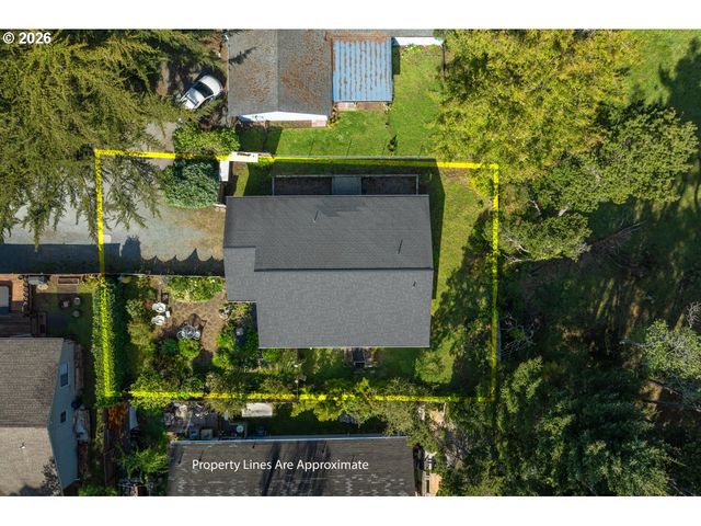 498 LEXINGTON Ave Ne, Bandon, OR 97411
