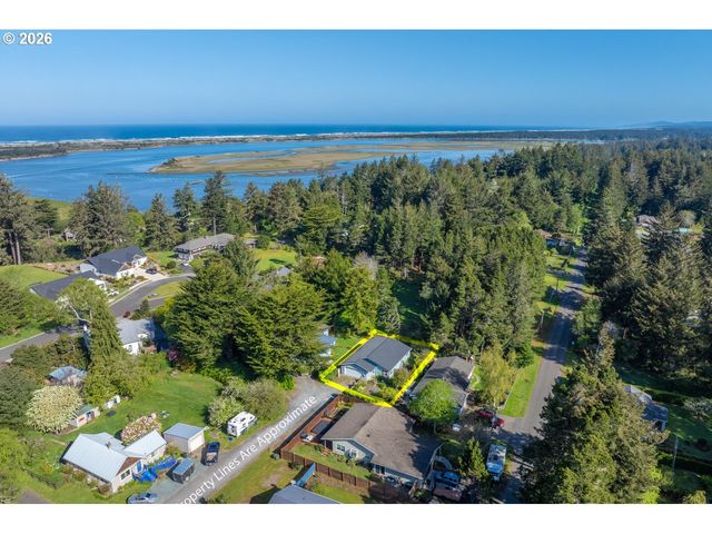 498 LEXINGTON Ave Ne, Bandon, OR 97411