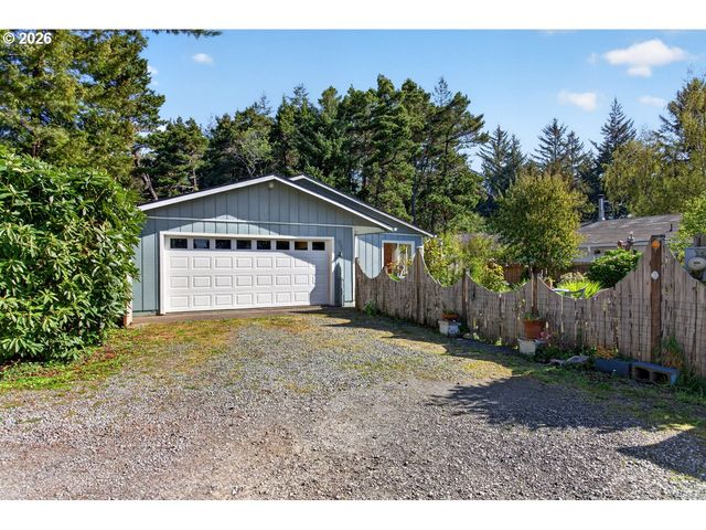 498 LEXINGTON Ave Ne, Bandon, OR 97411