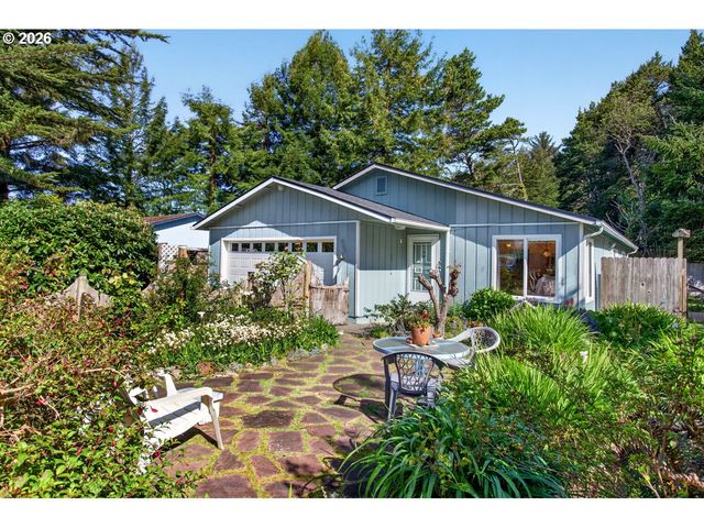 498 LEXINGTON Ave Ne, Bandon, OR 97411
