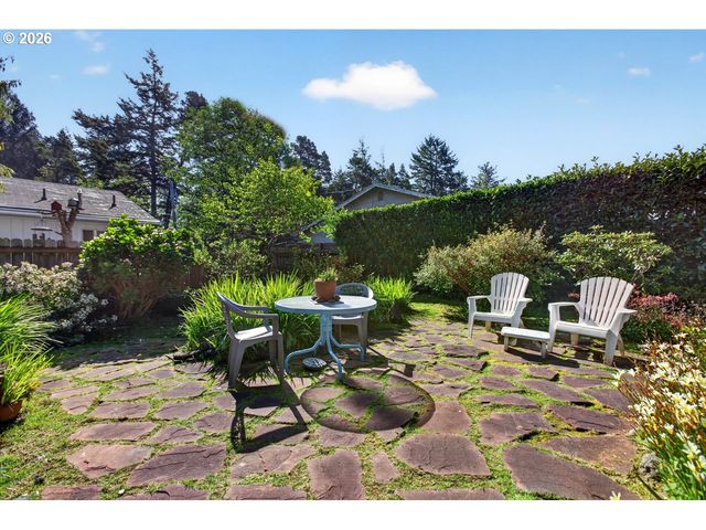 498 LEXINGTON Ave Ne, Bandon, OR 97411