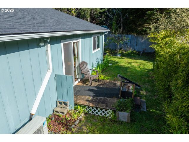 498 LEXINGTON Ave Ne, Bandon, OR 97411