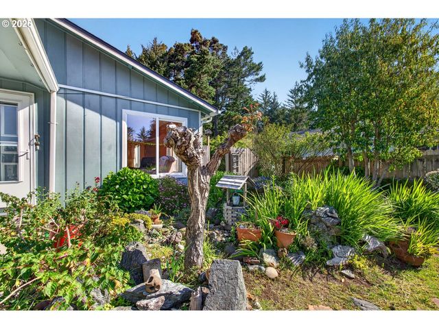 498 LEXINGTON Ave Ne, Bandon, OR 97411