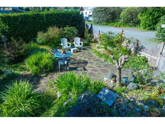 498 LEXINGTON Ave Ne, Bandon, OR 97411