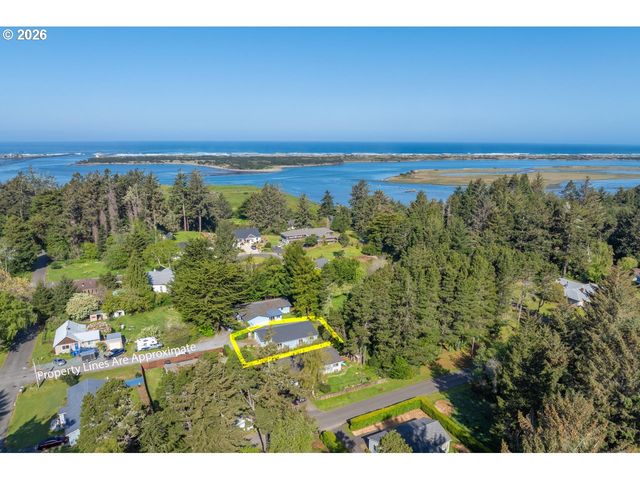 498 LEXINGTON Ave Ne, Bandon, OR 97411