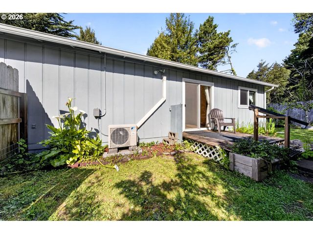 498 LEXINGTON Ave Ne, Bandon, OR 97411