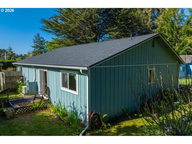 498 LEXINGTON Ave Ne, Bandon, OR 97411