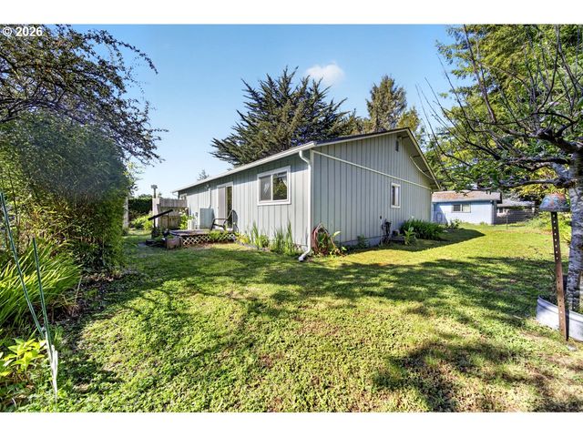 498 LEXINGTON Ave Ne, Bandon, OR 97411