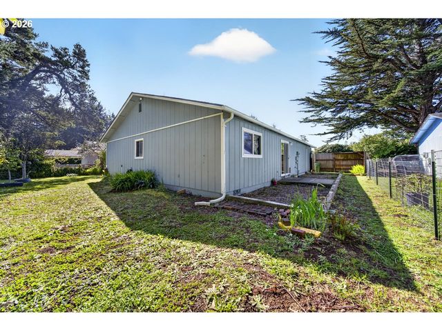 498 LEXINGTON Ave Ne, Bandon, OR 97411