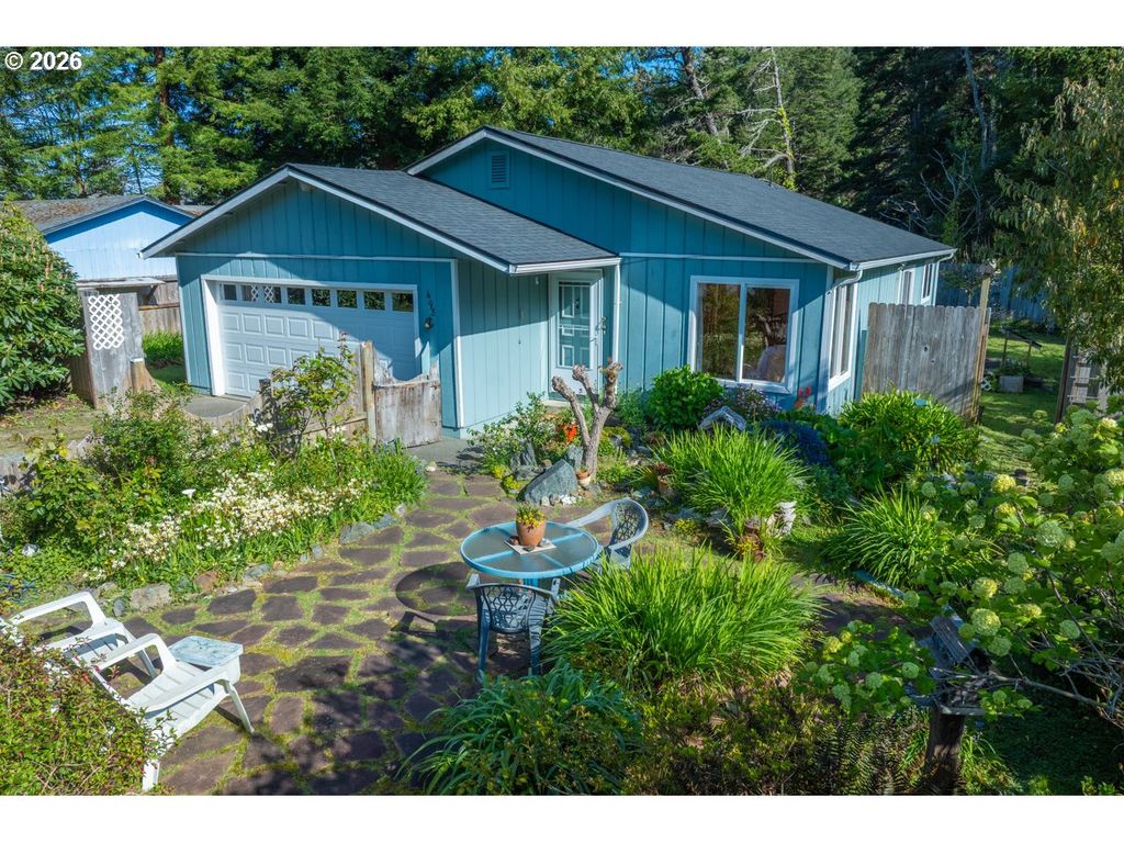 498 LEXINGTON Ave Ne, Bandon, OR 97411