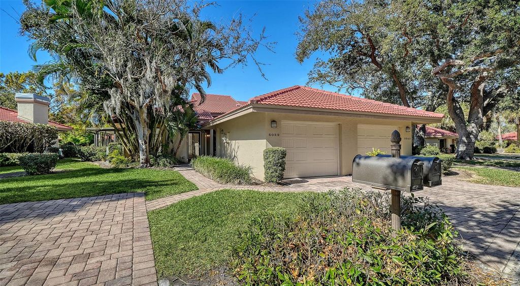 Image 1 of property listing at 5039 KESTRAL PARK 67, Sarasota, FL 34231
