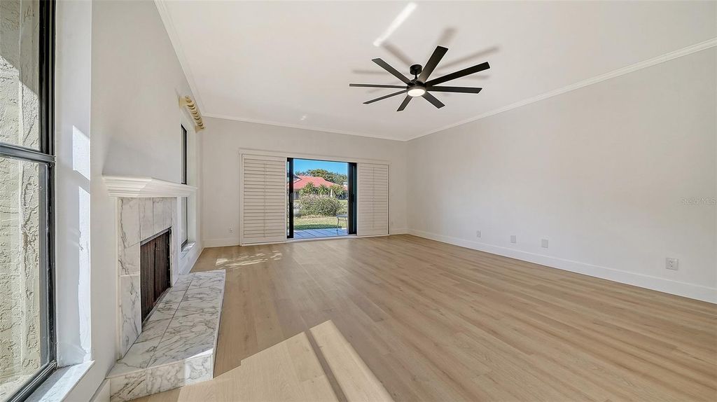 Image 14 of property listing at 5039 KESTRAL PARK 67, Sarasota, FL 34231