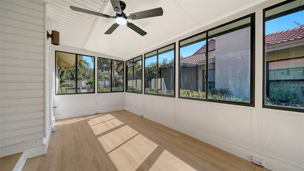 Image 18 of property listing at 5039 KESTRAL PARK 67, Sarasota, FL 34231