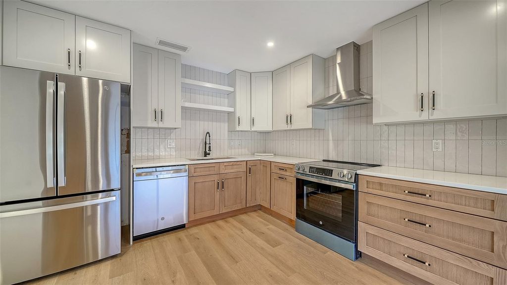 Image 4 of property listing at 5039 KESTRAL PARK 67, Sarasota, FL 34231