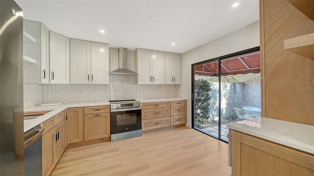 Image 5 of property listing at 5039 KESTRAL PARK 67, Sarasota, FL 34231