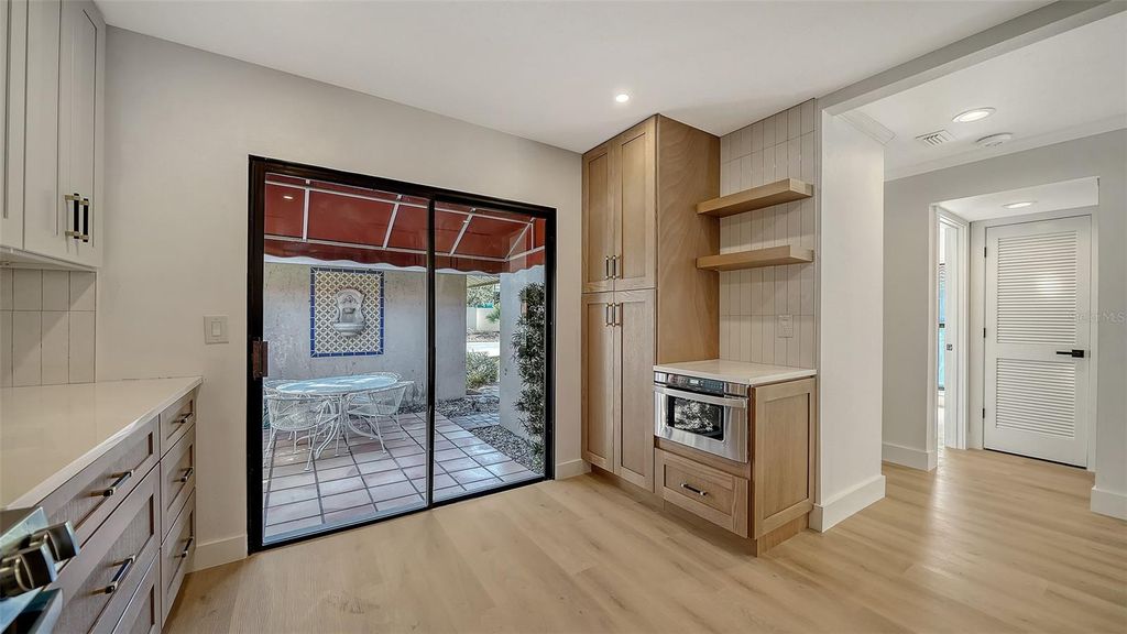 Image 7 of property listing at 5039 KESTRAL PARK 67, Sarasota, FL 34231