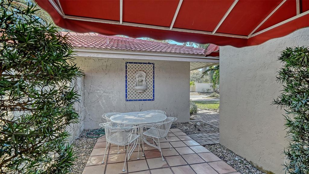 Image 9 of property listing at 5039 KESTRAL PARK 67, Sarasota, FL 34231