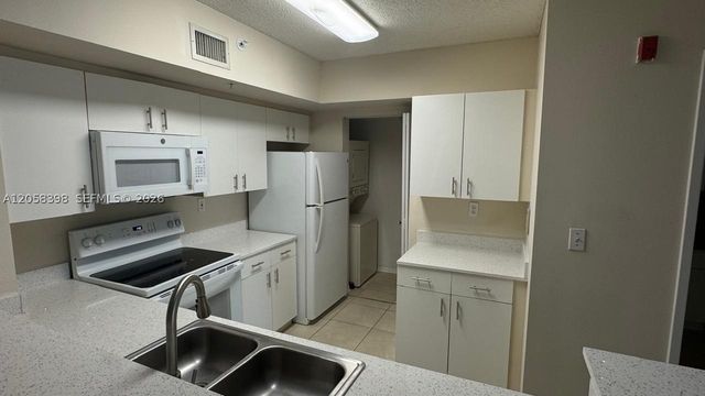 2600 S University Dr 325, Davie, FL 33328
